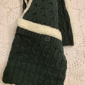 Black cable knit pocket scarf